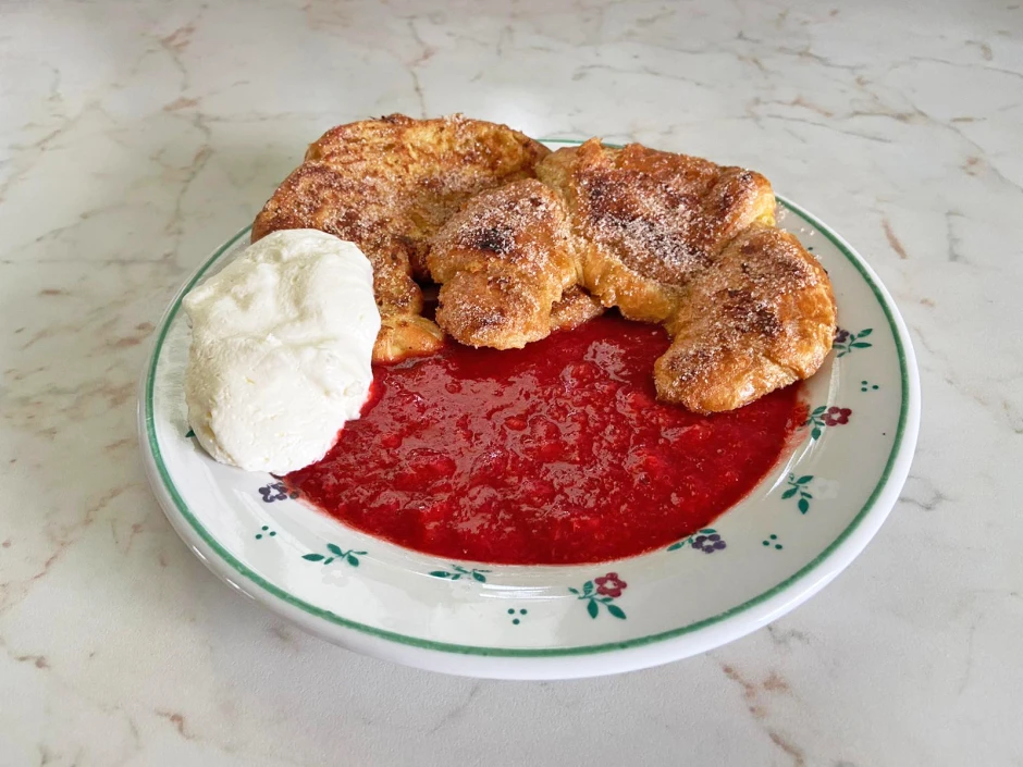 French Croissant Toast auf Erdbeerpüree