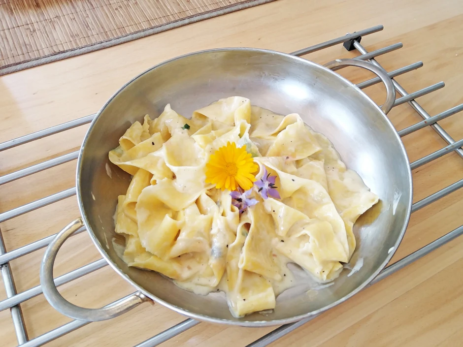 Bl&uuml;tennudeln in Tr&uuml;ffelsauce