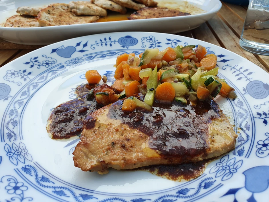 Naturschnitzel mit Sommergem&uuml;se