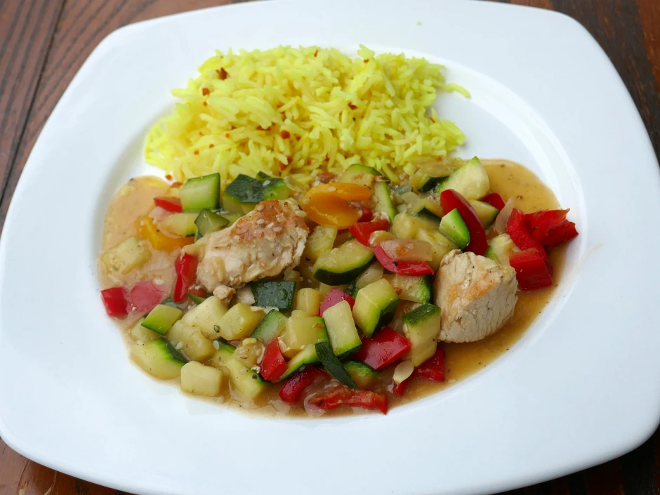 Putenbrust mit Zucchini- und Paprikagemüse