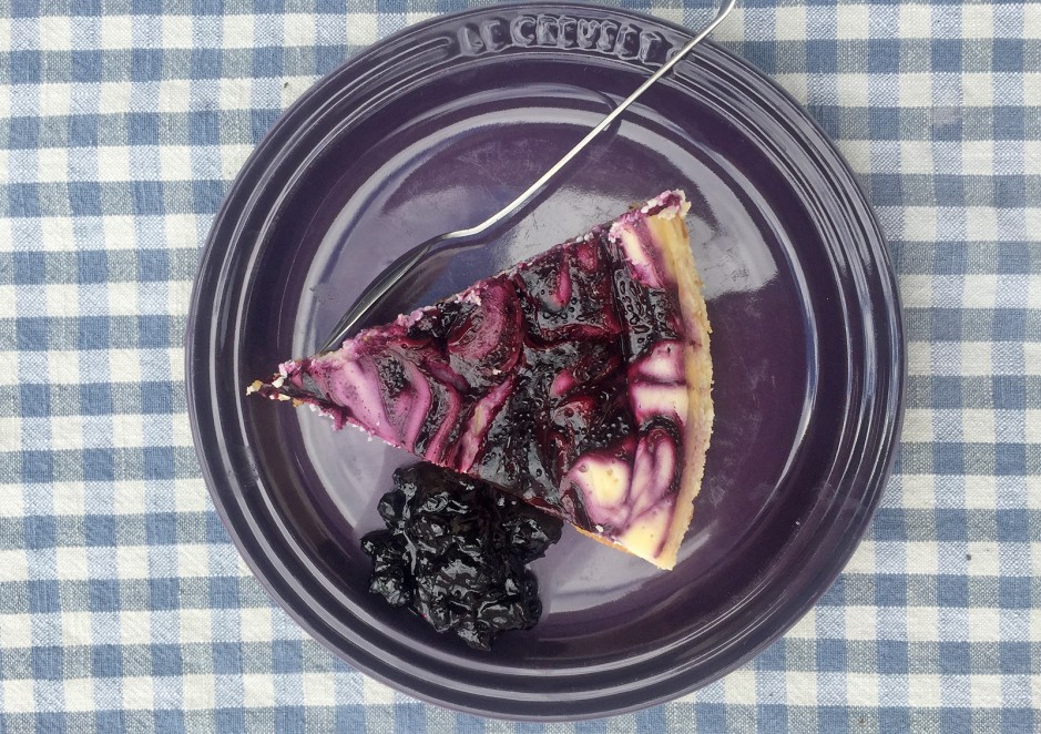 Marmorierter Schwarzbeer-Cheesecake