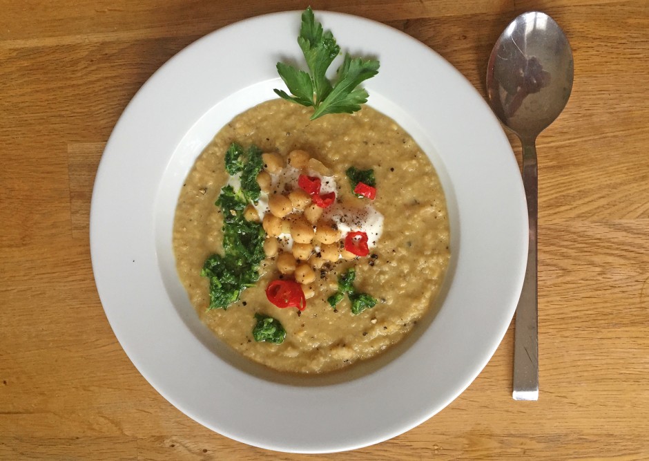 Kichererbsensuppe mit Parmesan und Chili