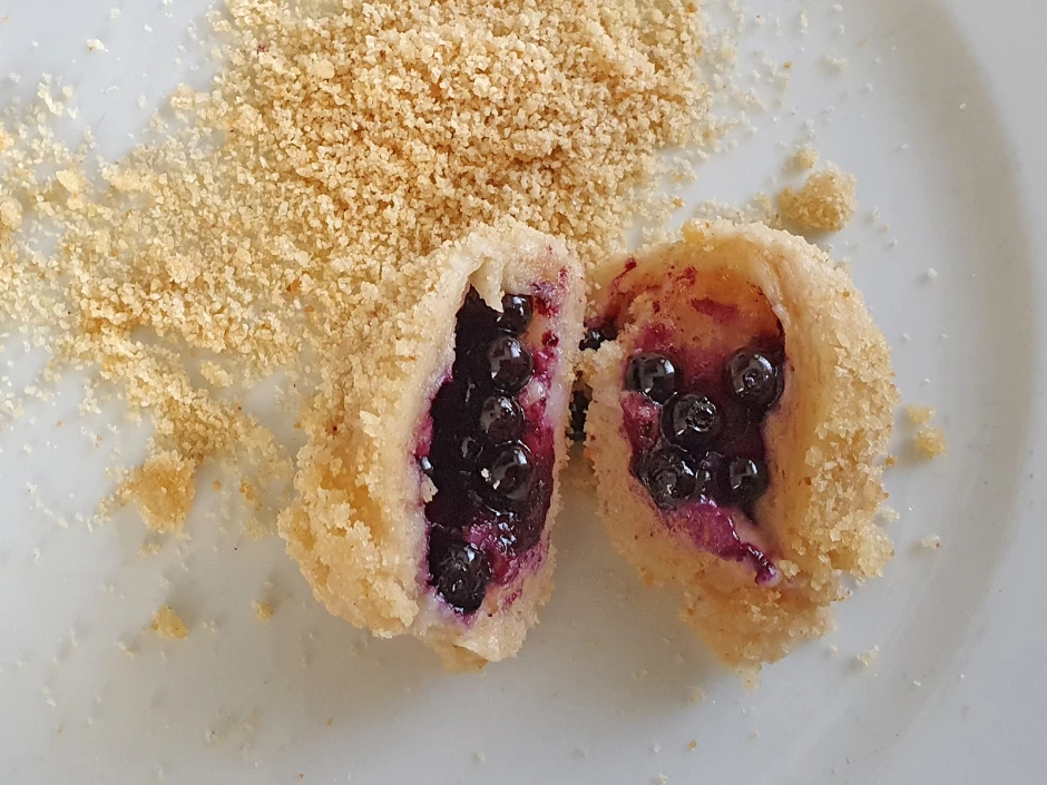 Heidelbeerkn&ouml;del aus Topfenteig