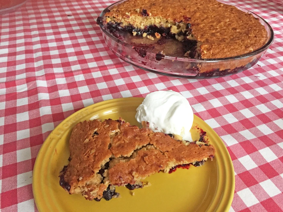 Gedeckte Schwarzbeer-Pie mit Vanilleeis