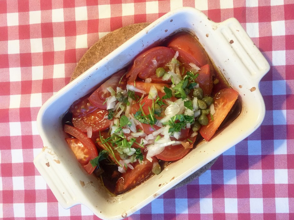 Warme Tomatenschüsserln mit pikanter Marinade