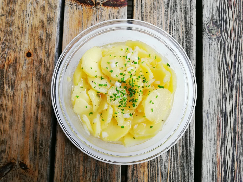 Erd&auml;pfelsalat mit kaltgepresstem Raps&ouml;l