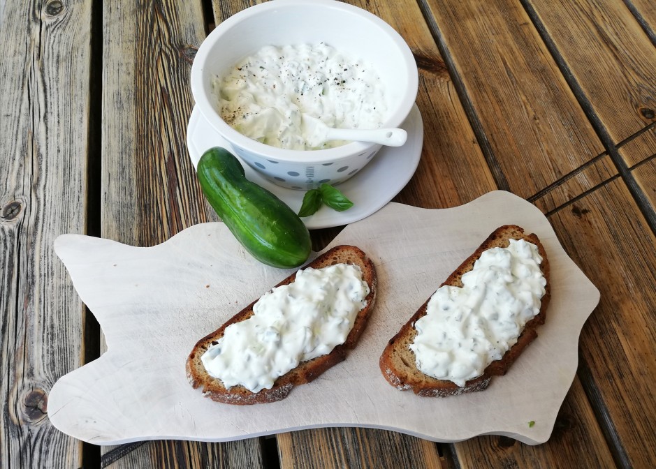 Sauerrahm-Topfen-Aufstrich mit Snackgurken