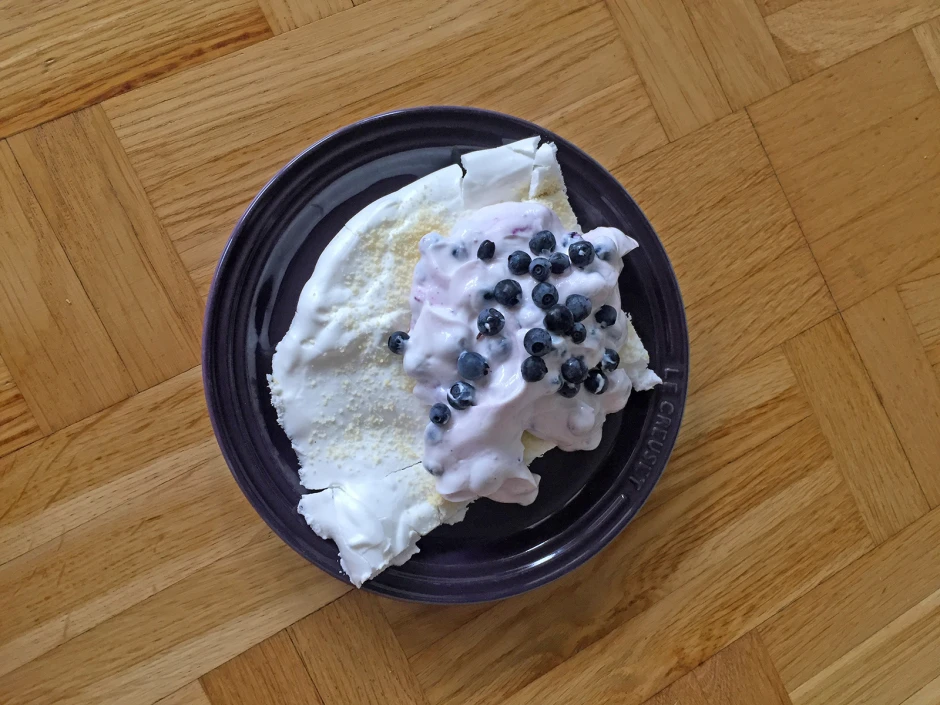 Pavlova mit Schwarzbeer-Topfencreme