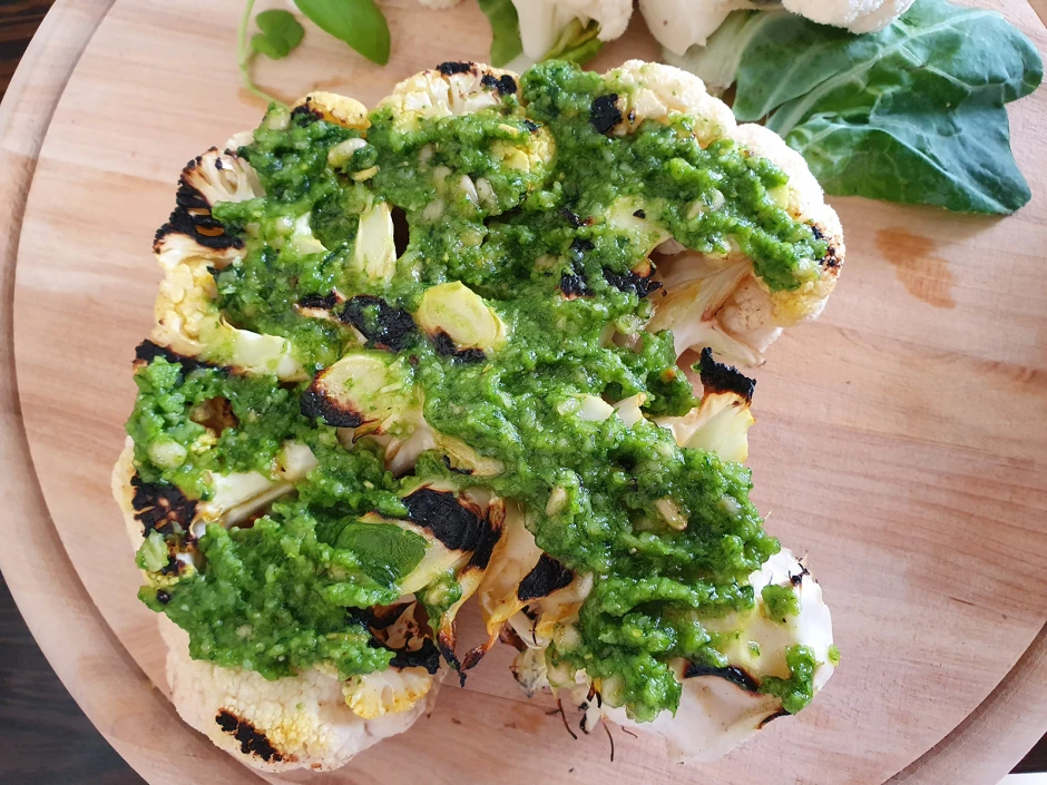Gegrillter Karfiol mit Basilikumpesto