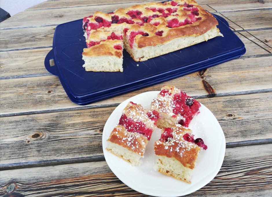 Germteigkuchen mit Beeren der Saison