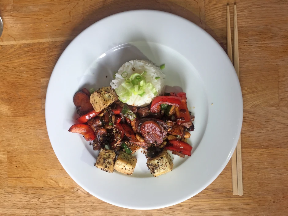 Paprika-Wok mit gebratenem Tofu
