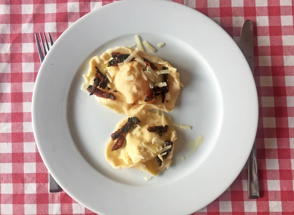 Ravioli mit Ei und eingelegten Tomaten