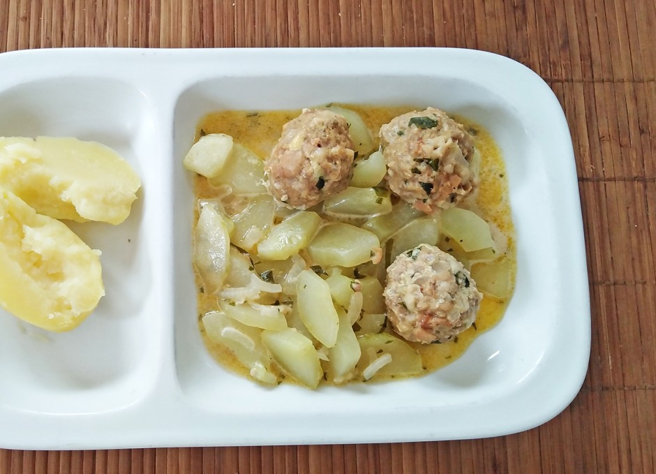 Gurkenzuspeis mit Fleischbällchen