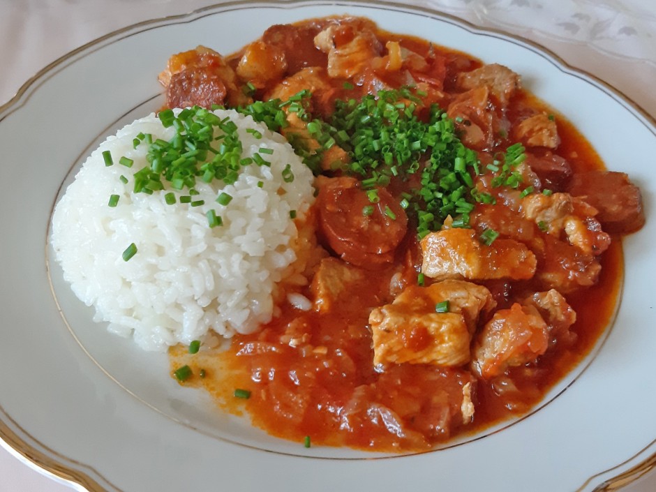 Pikanter Fleisch-Wursttopf