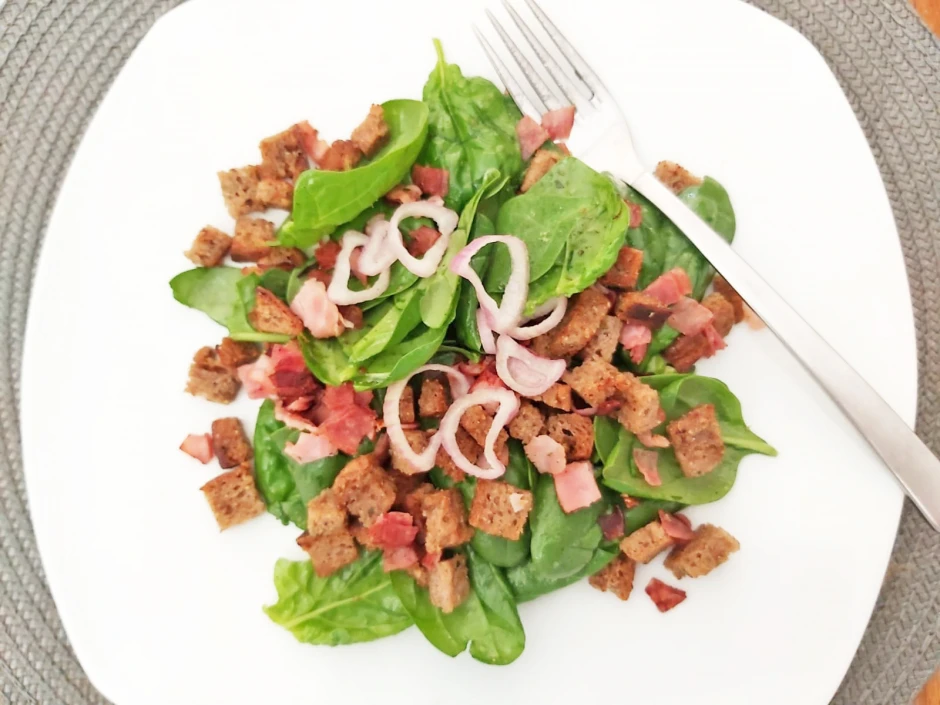 Brotsalat mit Blattspinat