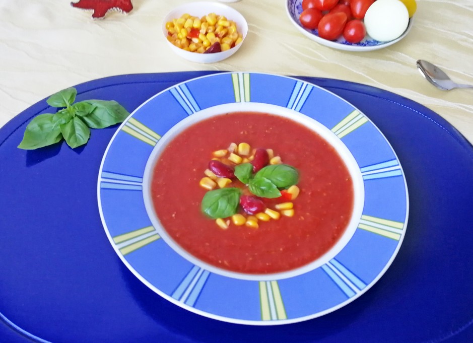 Paradeissuppe mit Mais-Kidneybohnen-Mix