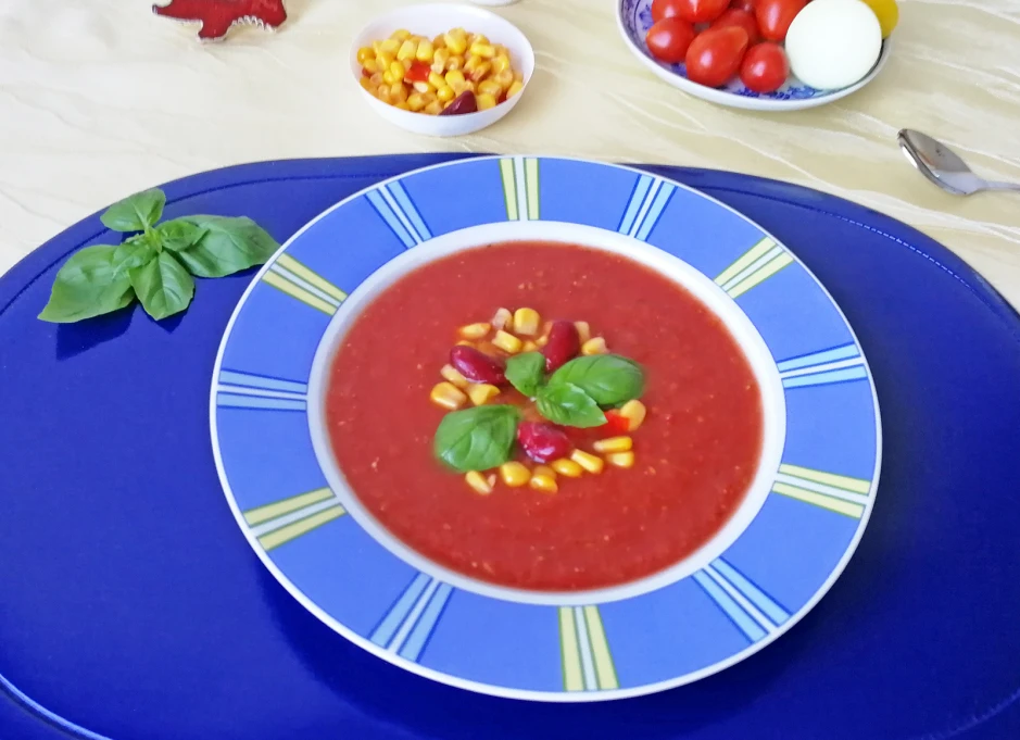 Paradeissuppe mit Mais-Kidneybohnen-Mix