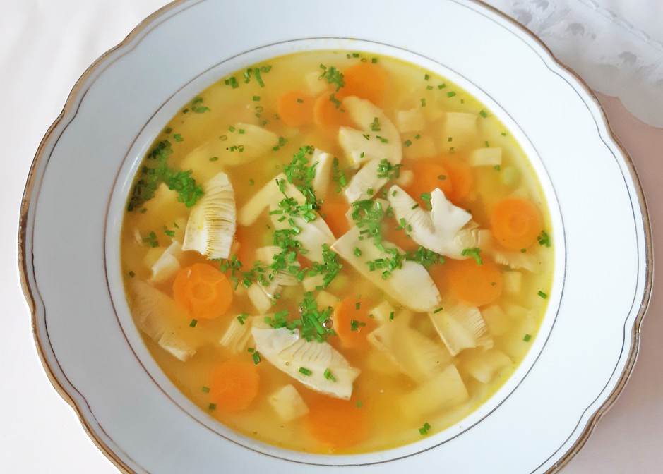 Kaiserlingsuppe mit Gemüse