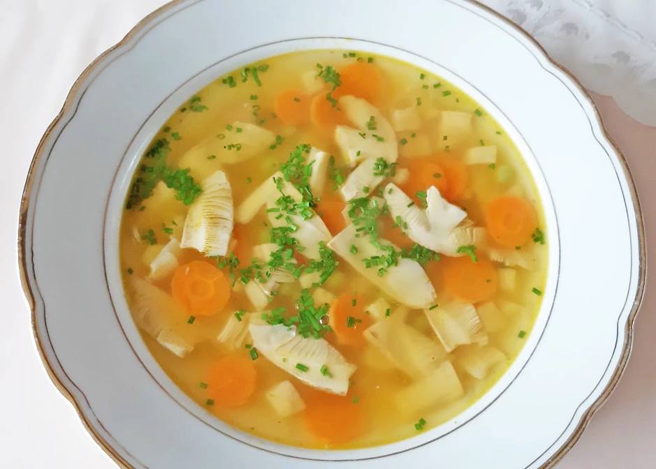 Kaiserlingsuppe mit Gem&uuml;se