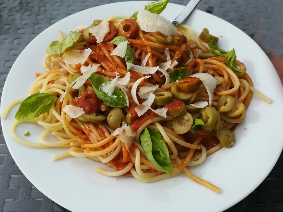 Spaghetti mit Tomaten-Oliven-Sauce