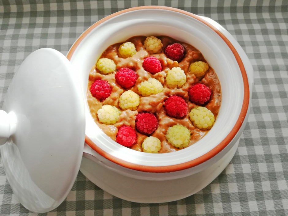 Schoko-Milchreisbowl mit Himbeeren