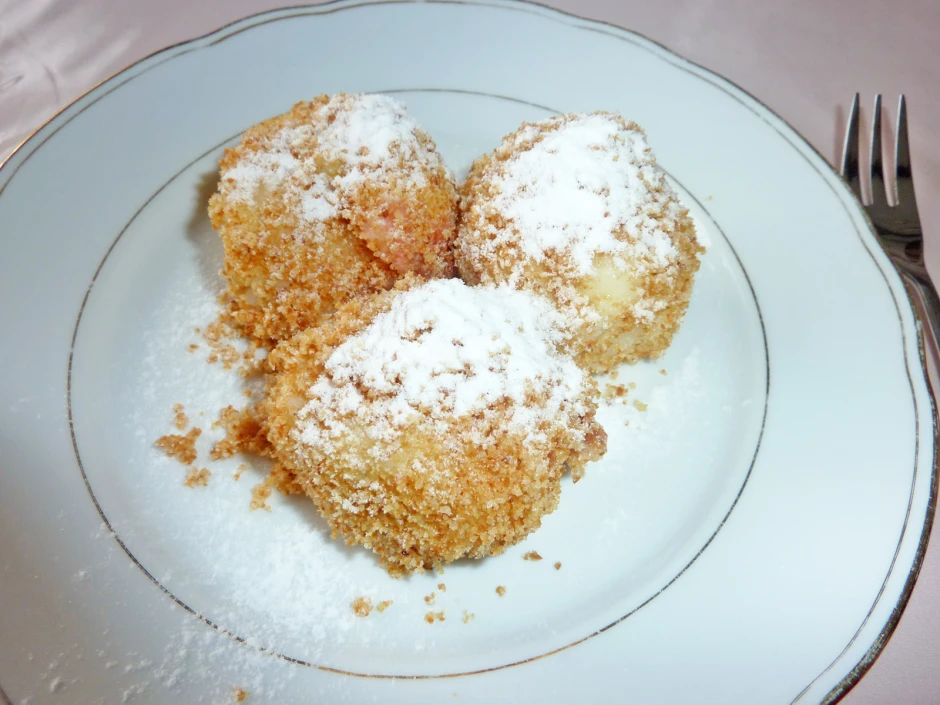 Zwetschkenkn&ouml;del mit Erd&auml;pfelteig