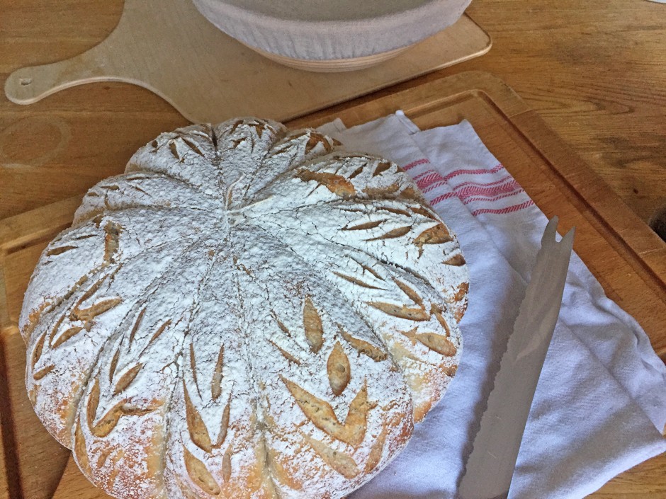 Halloween Sauerteigbrot in Kürbisform