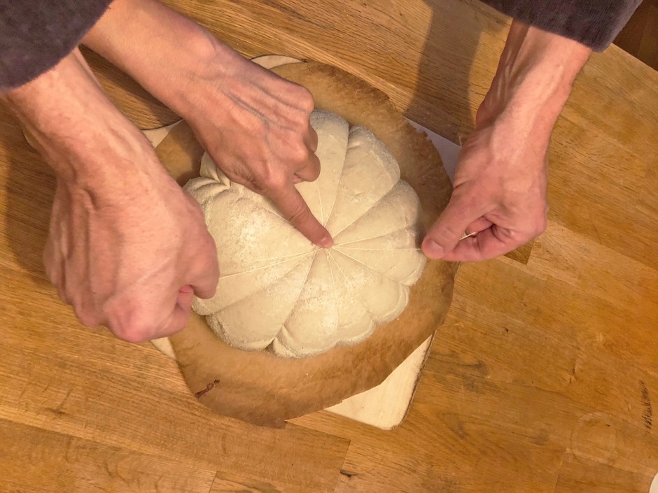 Halloween Sauerteigbrot in Kürbisform