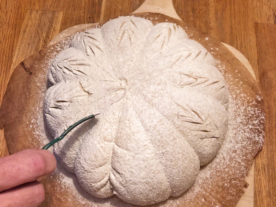 Halloween Sauerteigbrot in Kürbisform