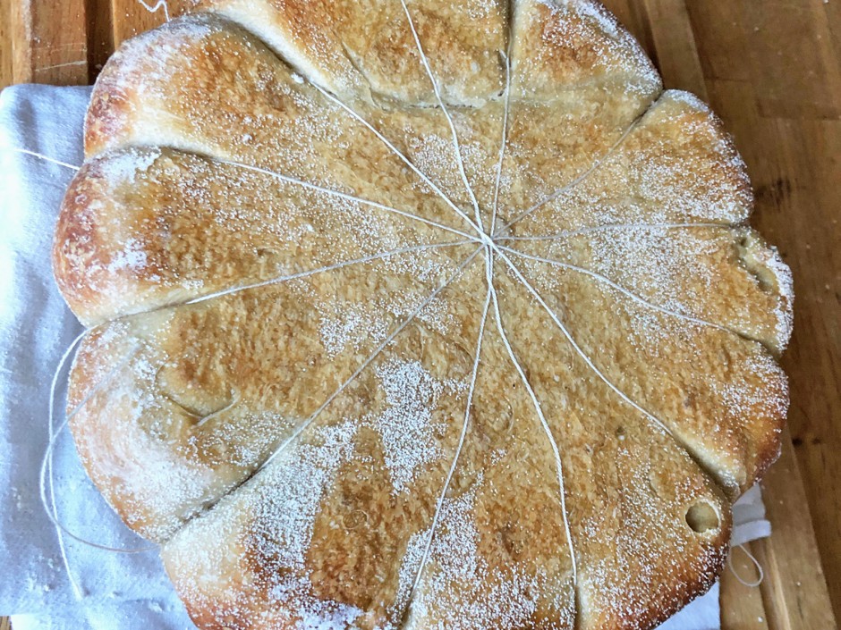 Halloween Sauerteigbrot in Kürbisform