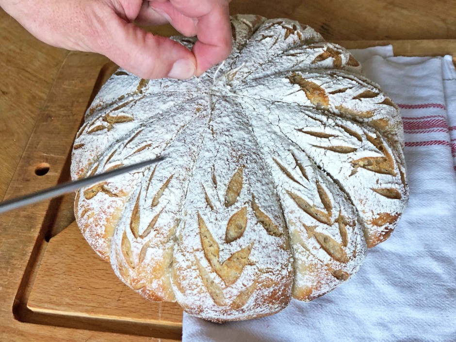 Halloween Sauerteigbrot in Kürbisform