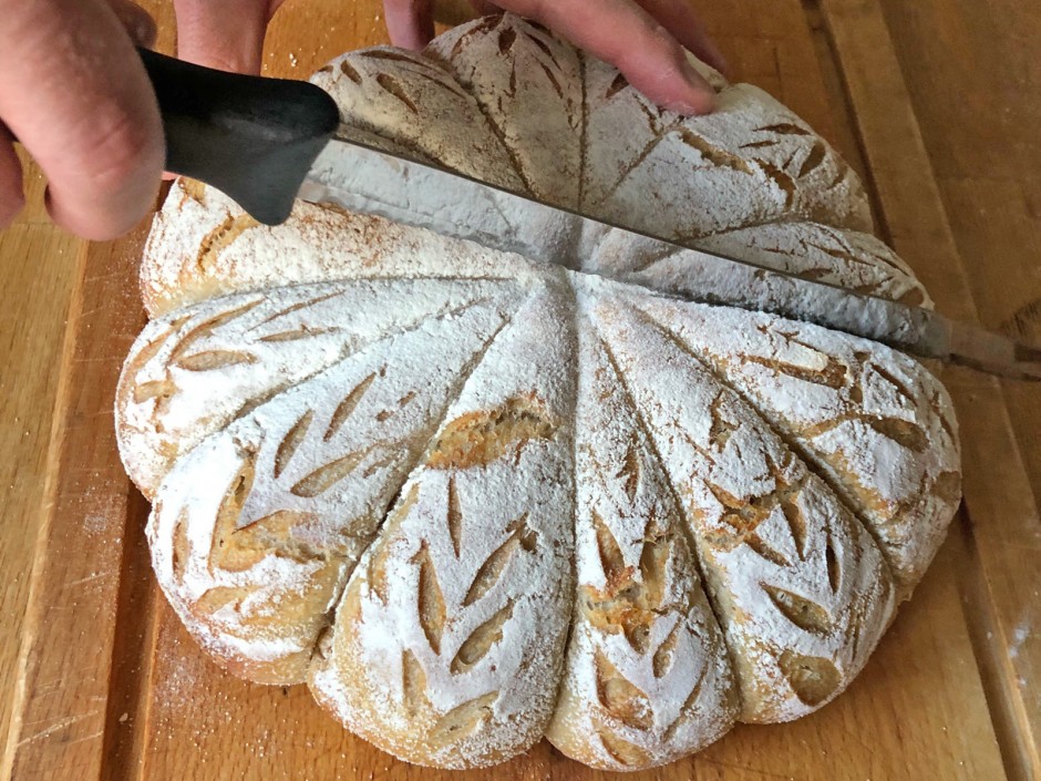 Halloween Sauerteigbrot in Kürbisform