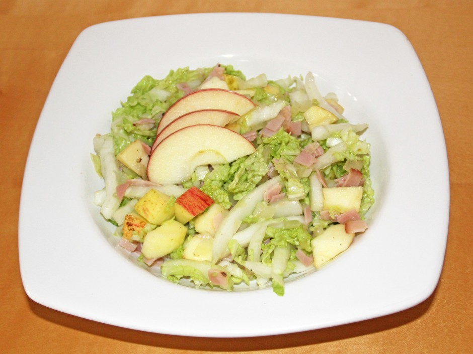 Chinakohlsalat mit Schinken und Äpfeln