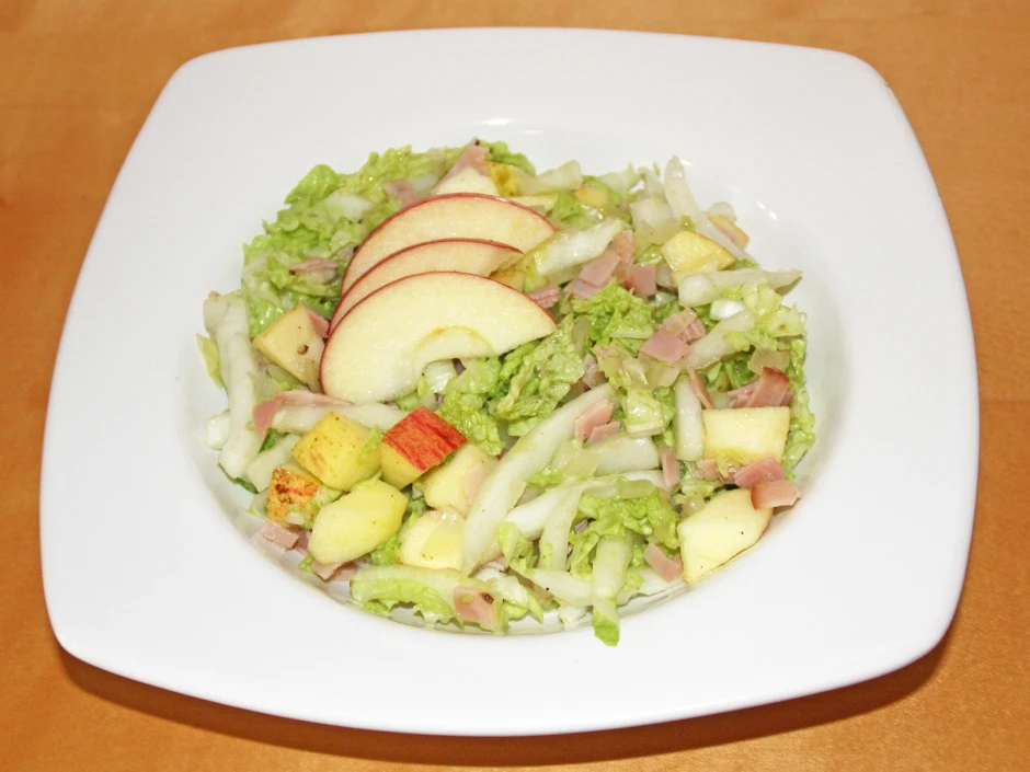Chinakohlsalat mit Schinken und &Auml;pfeln