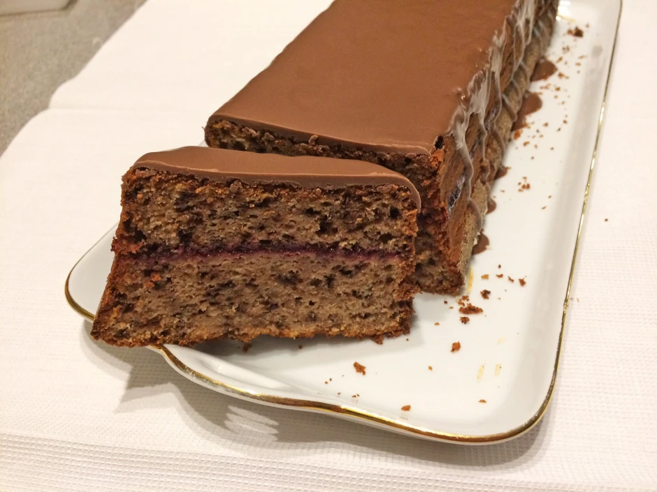 Bananenkuchen mit Schokostreusel und Glasur