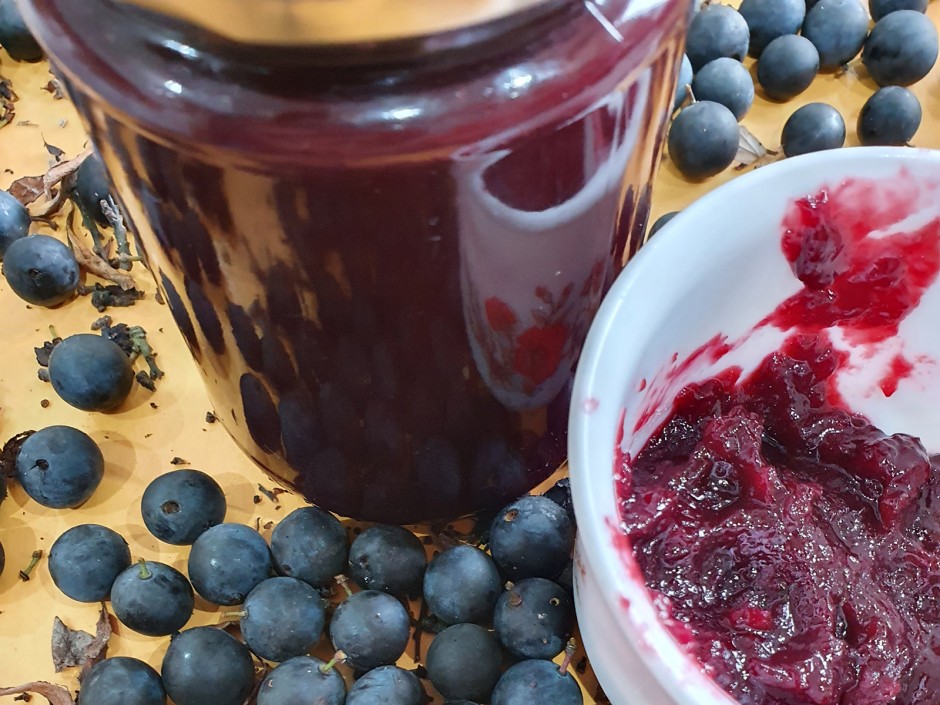 Schlehenmarmelade mit Apfel