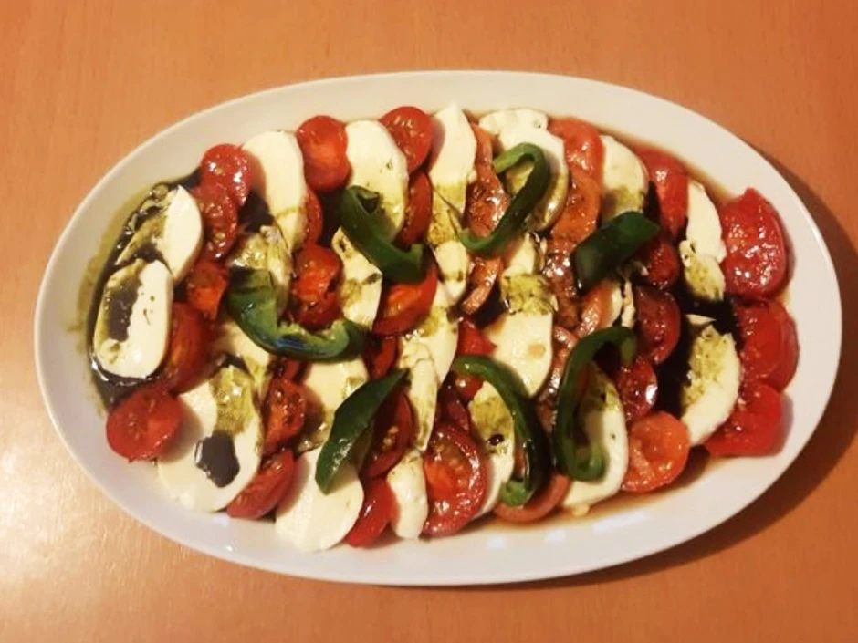 Mozzarella mit Tomate und Paprika