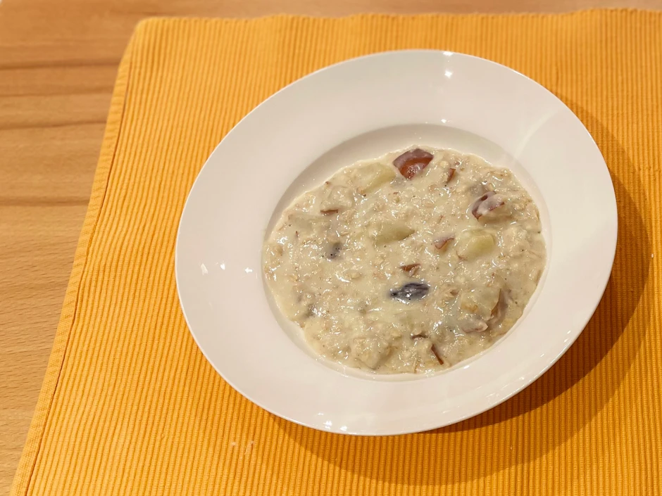 Porridge mit Birne und Datteln