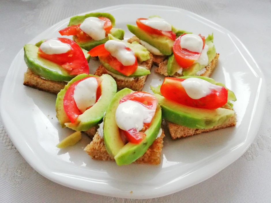 Avocado-Tomaten-Canapés