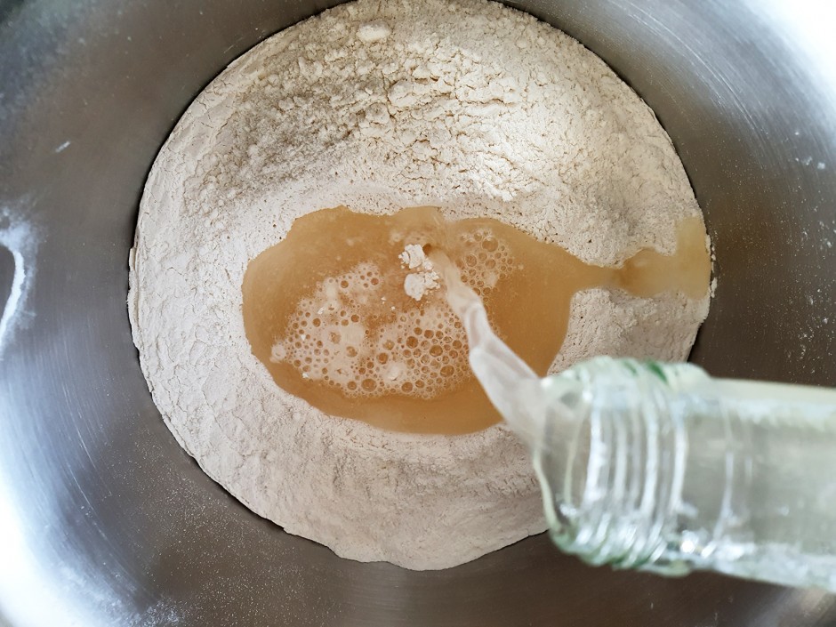 Pizzateig aus Germ-, Hefewasser