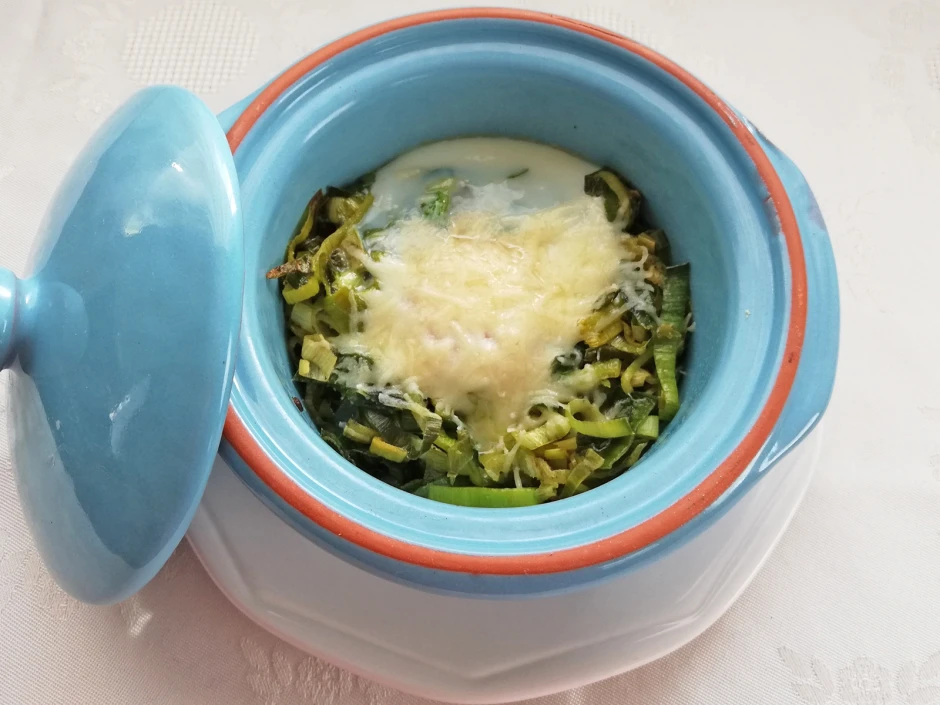 &Uuml;berbackener Porree mit Ei