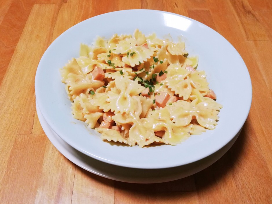 Nudel-Pfanne mit Knacker
