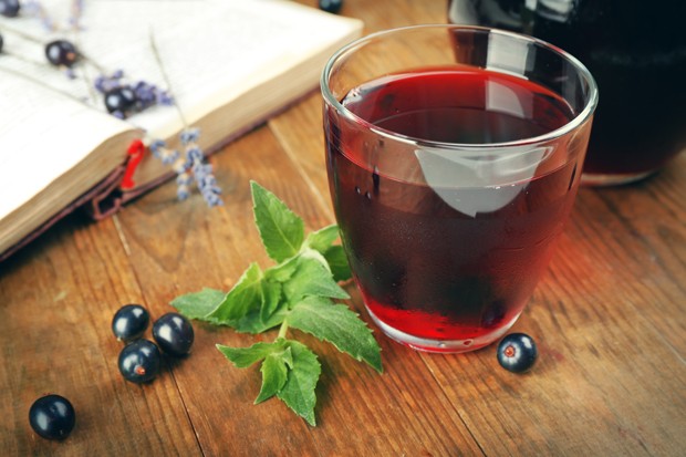 Selbstgemachter schwarzer Ribiselsirup