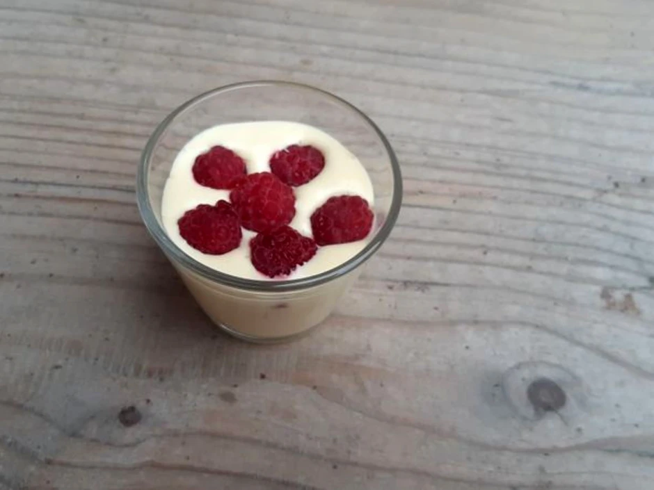 Vanillecreme mit Himbeeren