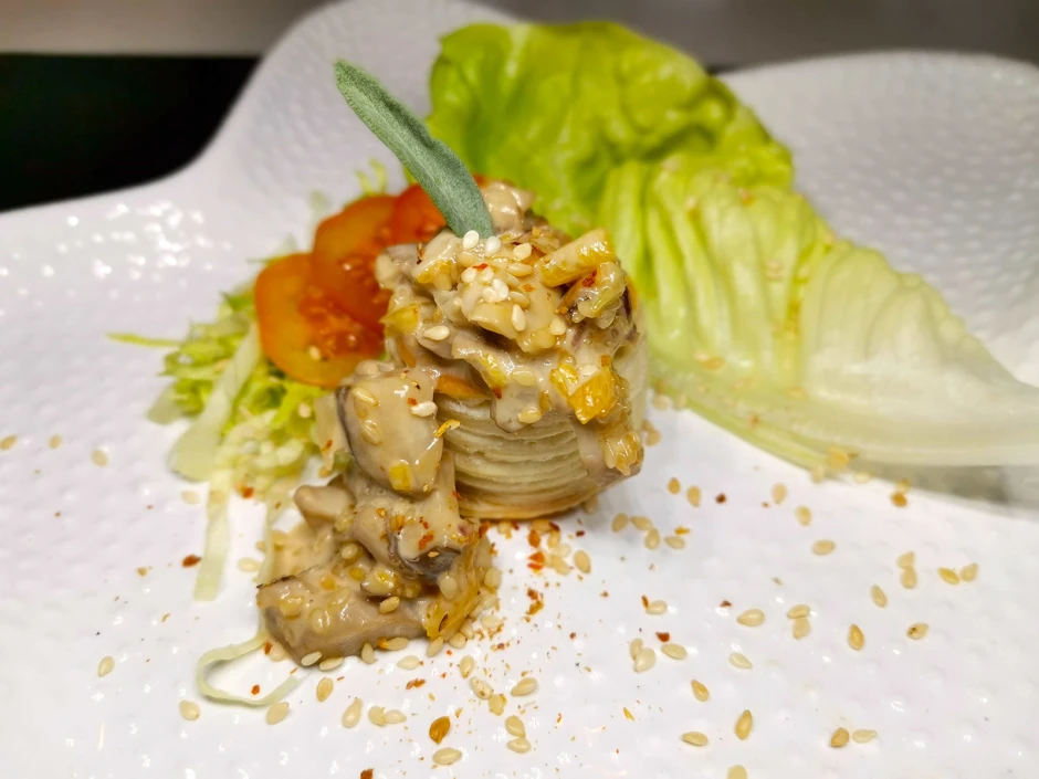 Kr&auml;uterseitlingragout mit Vermouth, Sesam und Saisongem&uuml;se