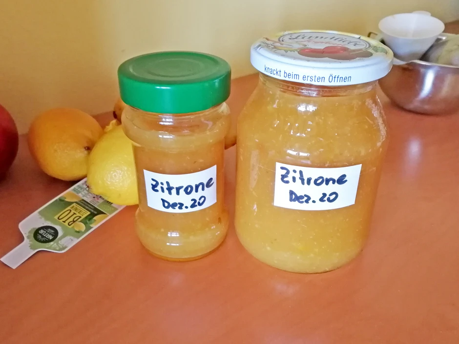 Zitronenmarmelade mit Schalenstückchen