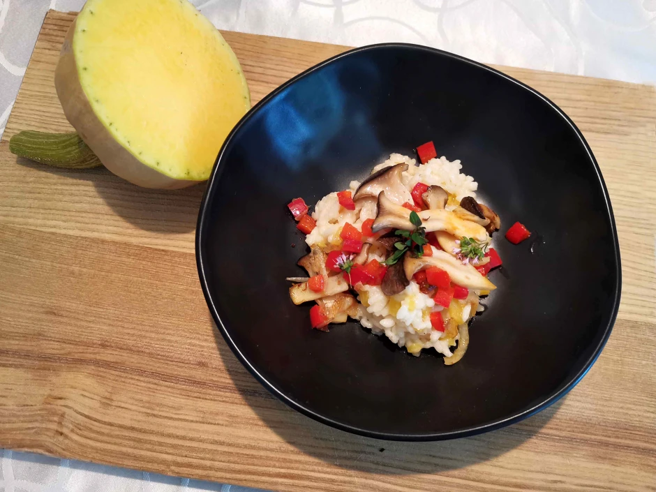 Kr&auml;uterseitling-K&uuml;rbisrisotto mit Kr&auml;uterseitling-Paprikatopping