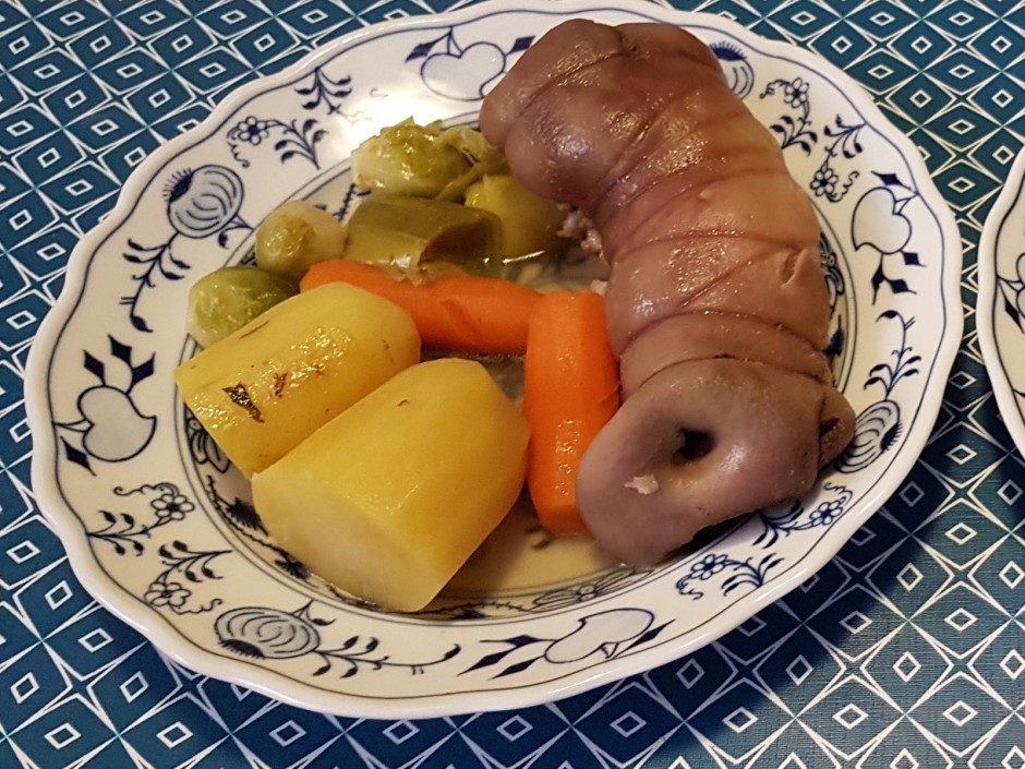 Gekochte Schweinshaxerl und Schweinsrüsserl