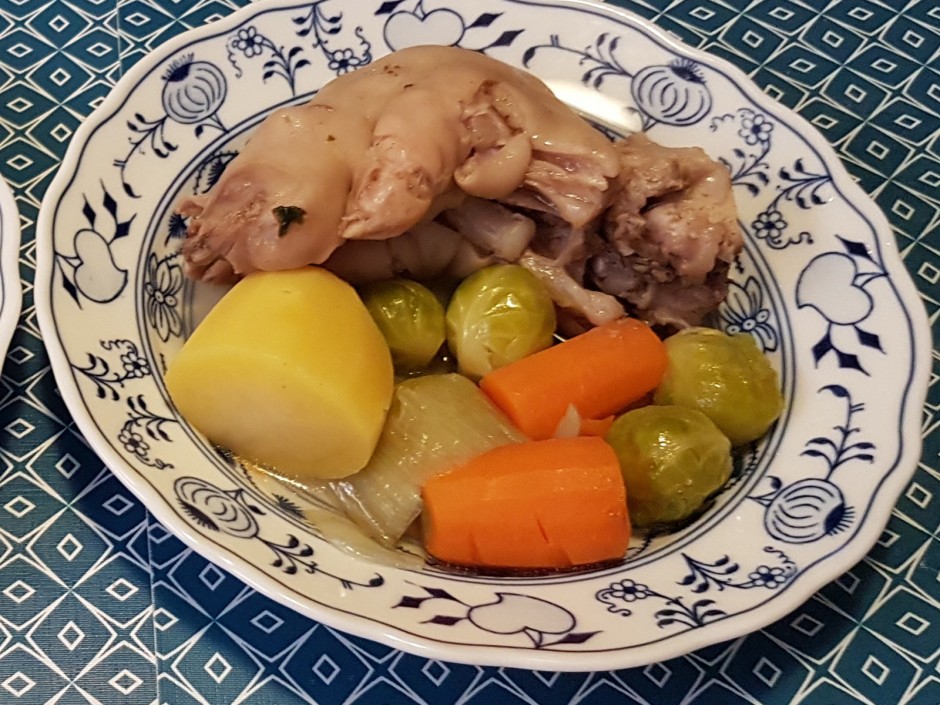 Gekochte Schweinshaxerl und Schweinsrüsserl
