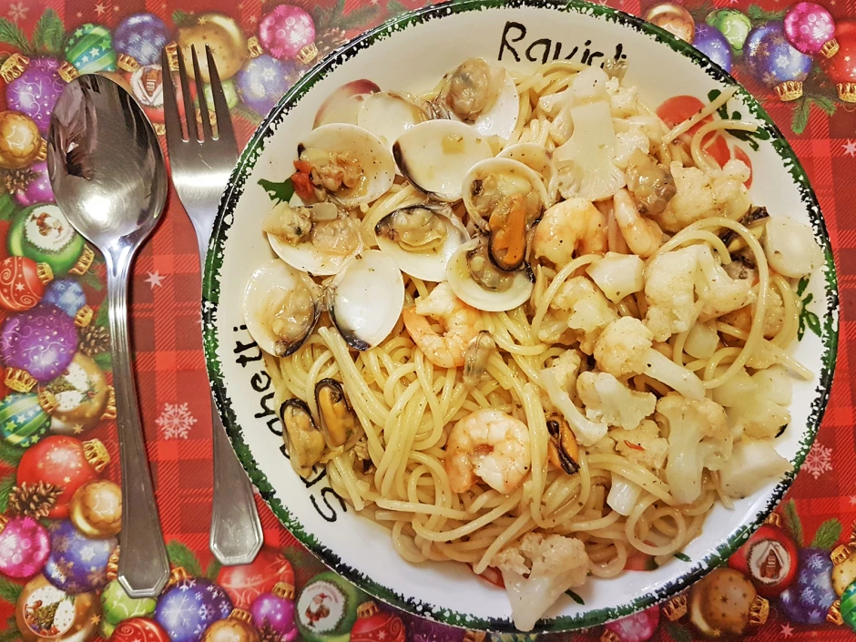 Spaghetti mit Meeresfr&uuml;chte und Karfiolr&ouml;schen